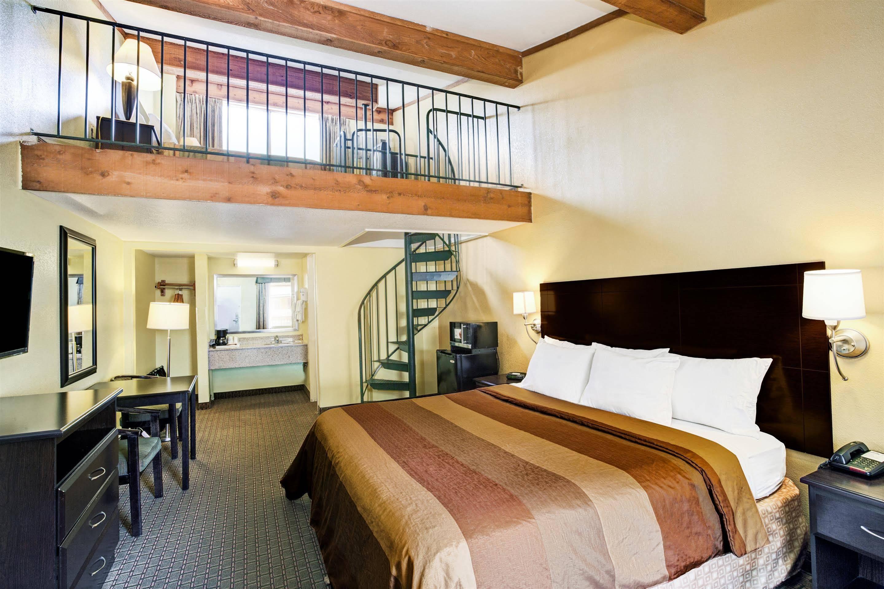 Days Inn & Suites By Wyndham Downtown Gatlinburg Parkway Екстер'єр фото