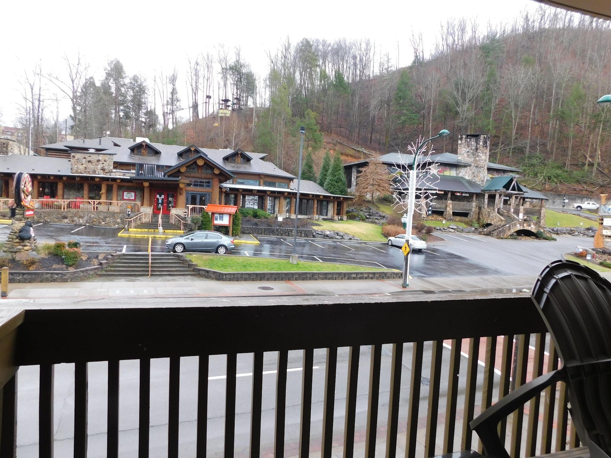 Days Inn & Suites By Wyndham Downtown Gatlinburg Parkway Екстер'єр фото