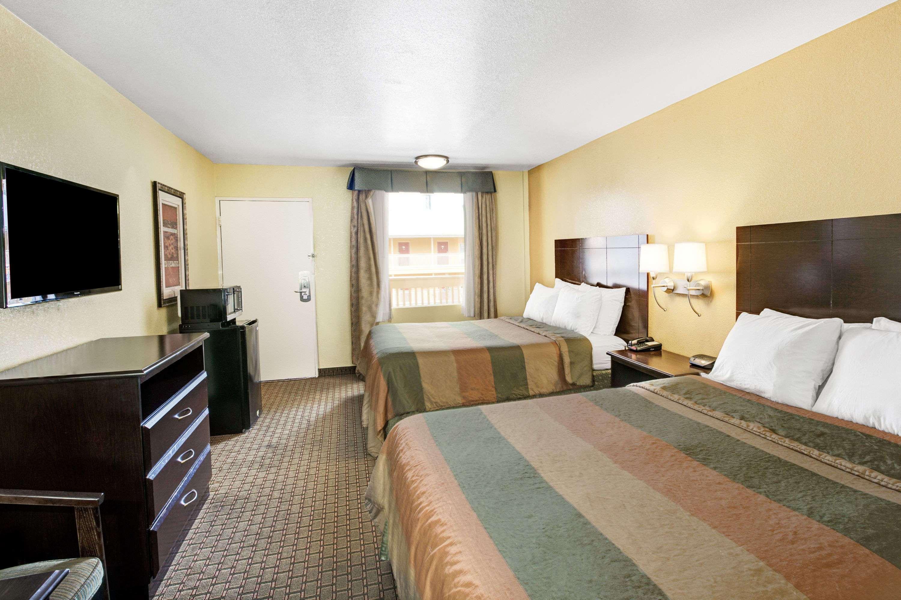Days Inn & Suites By Wyndham Downtown Gatlinburg Parkway Екстер'єр фото