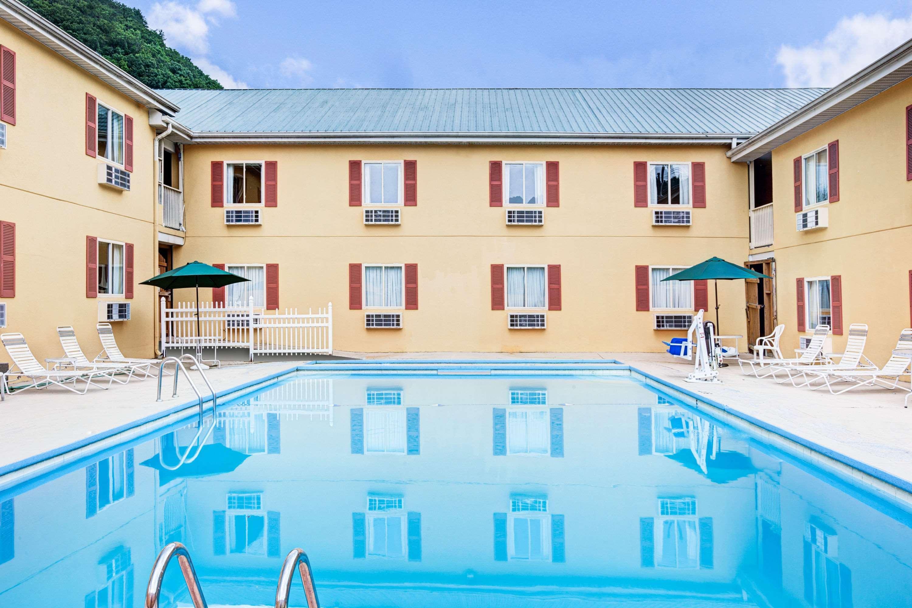 Days Inn & Suites By Wyndham Downtown Gatlinburg Parkway Екстер'єр фото
